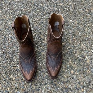 Ladies Ariat short  boot size 6.5 N. Brn Leather